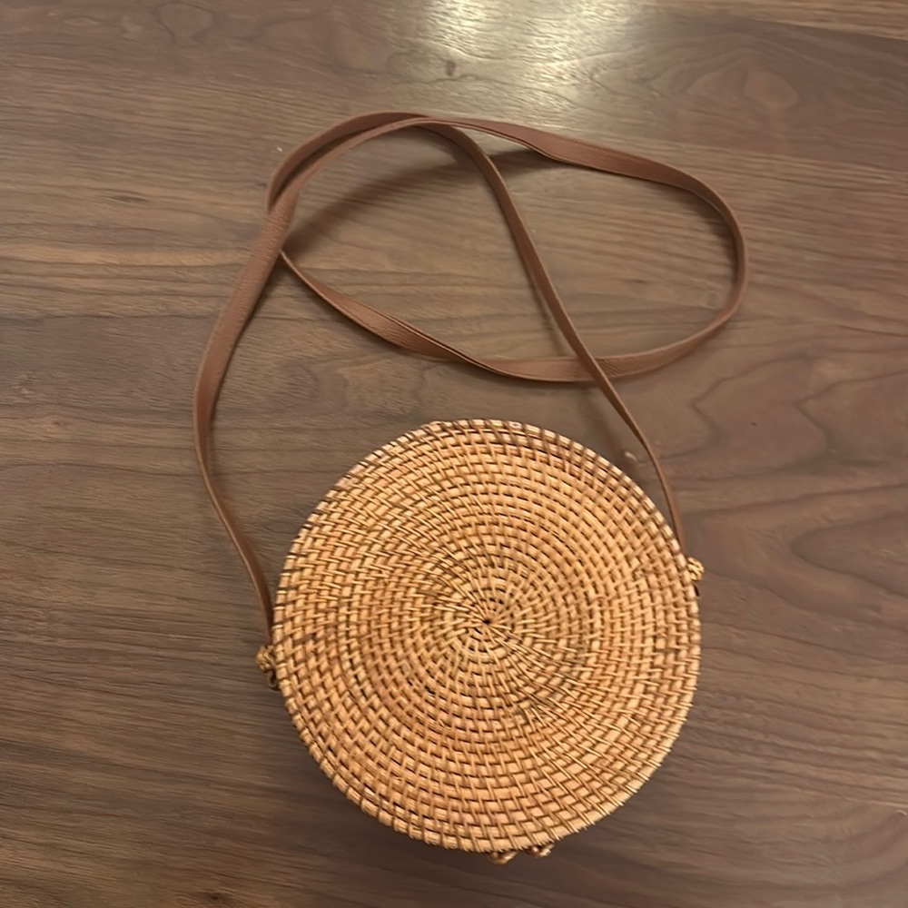 Round wicker crossbody bag